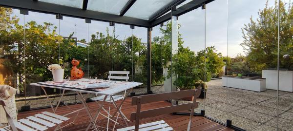 Veranda nel giardino maturo