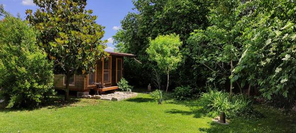 Padiglione dell'estate nel giardino di campagna