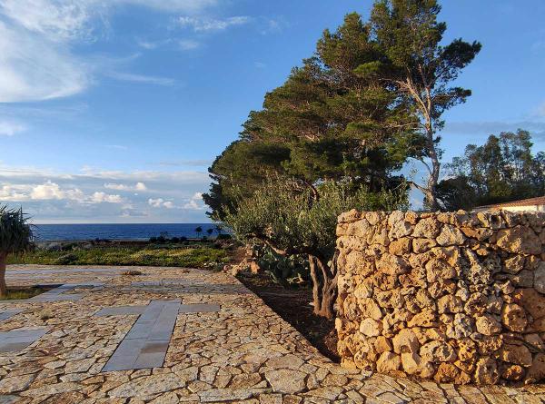 ampia pavimentazione in pietra giardino mediterraneo