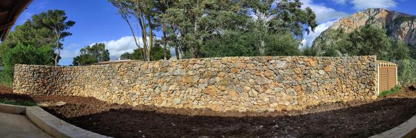 L’andamento curvilineo del muro allarga illusoriamente lo spazio